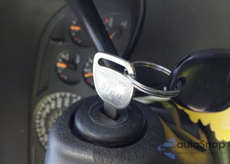 2005 Chevrolet Tahoe Ls z USA, uszkodzony, nr VIN 1GNEC13T25R104850